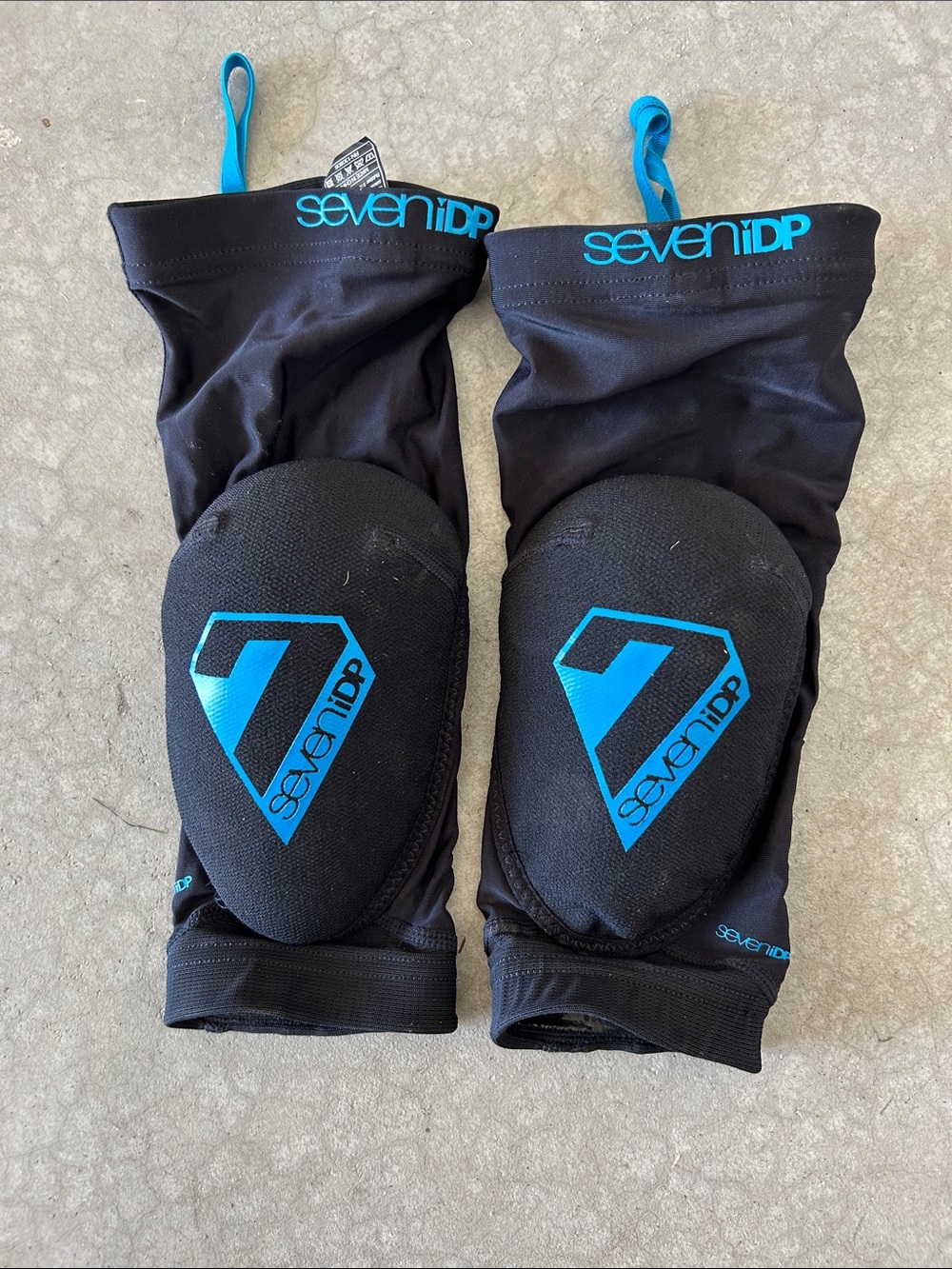 Elbow pads